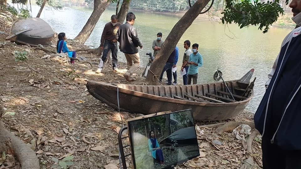 নৌকার পাশে অভিনয়শিল্পীর দৃশ্যধারণ ও ফিল্ড মনিটরে লাইভ ফ্রেমিং পর্যবেক্ষণ