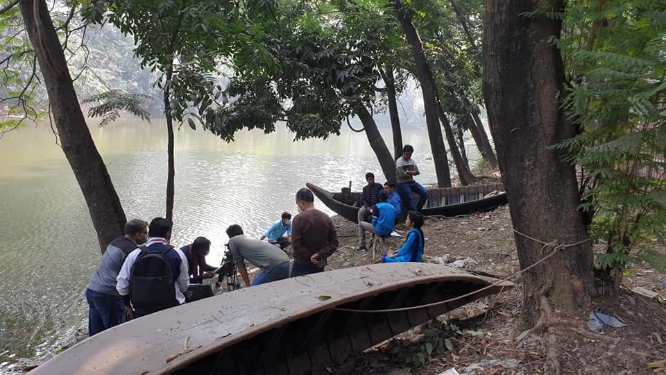 'আমিও মিছিলে যাব' প্রশিক্ষণ চলচ্চিত্রের আউটডোর শুটিং লোকেশনে কর্মরত 'চলচ্ছায়া' গ্রুপের ৫ জন শিক্ষার্থী ও কলাকুশলীবৃন্দ