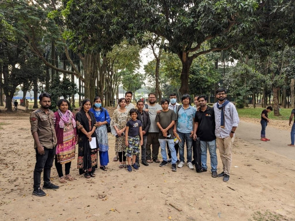 শুটিং শেষে শিশুশিল্পী মিতুল, অভিনয়শিল্পী ও ৬৭তম ব্যাচের নির্মাতা দলের দলগত মুহূর্ত