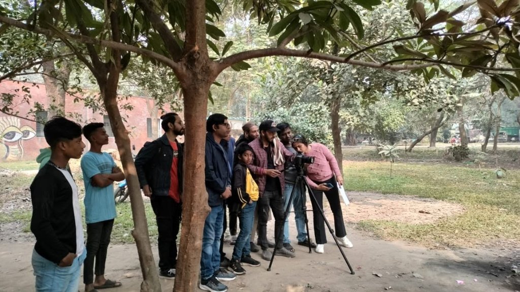 গাছের ছায়ায় ক্যামেরা মনিটরিং ও শট ডিভিশন পর্যবেক্ষণে ৬৯তম ব্যাচের শিক্ষার্থীরা