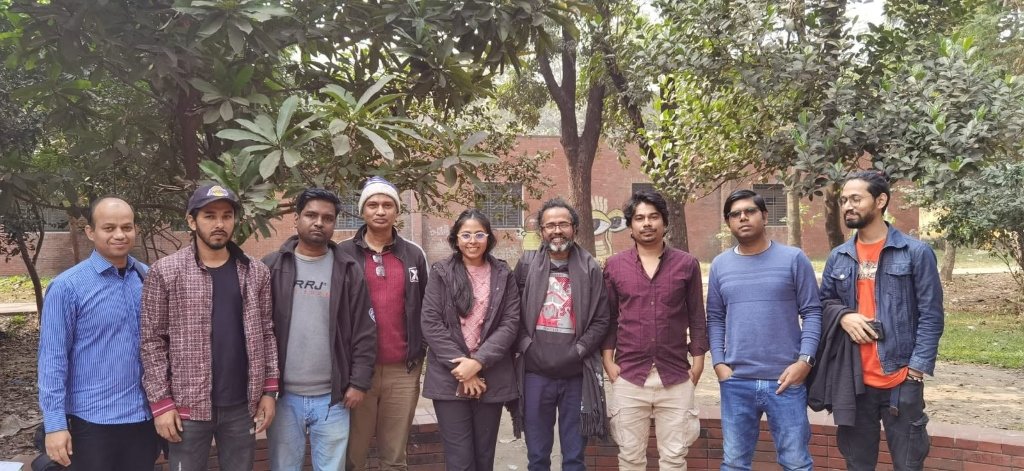 শুটিং শেষে অভিনয়শিল্পী ও ৬৯তম ব্যাচ (গ্রুপ বি)-এর নির্মাণ টিমের দলগত মুহূর্ত