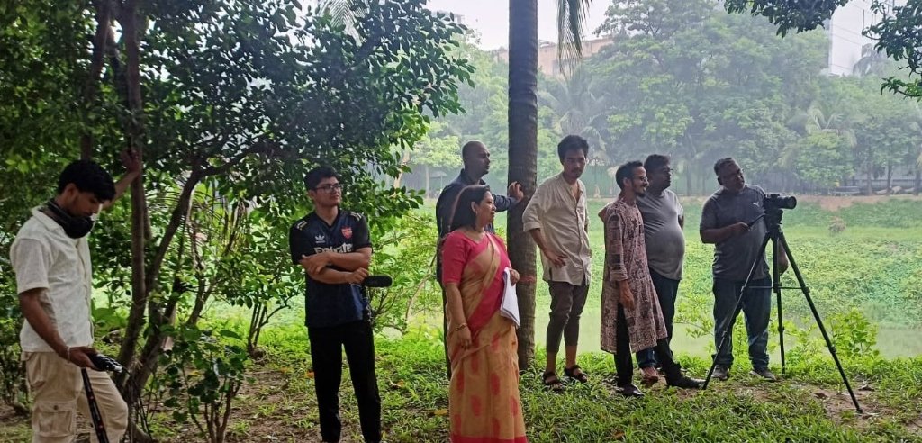 লেকসাইড লোকেশনে ট্রাইপডে ক্যামেরা পরিচালনা, লাইভ সাউন্ড মনিটরিং ও অন-সেট নির্দেশনা