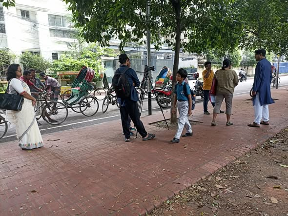 ঢাকার রাজপথে স্কুলগামী শিশুশিল্পীর দৃশ্যধারণ ও আউটডোর ক্যামেরা ট্র্যাকিং