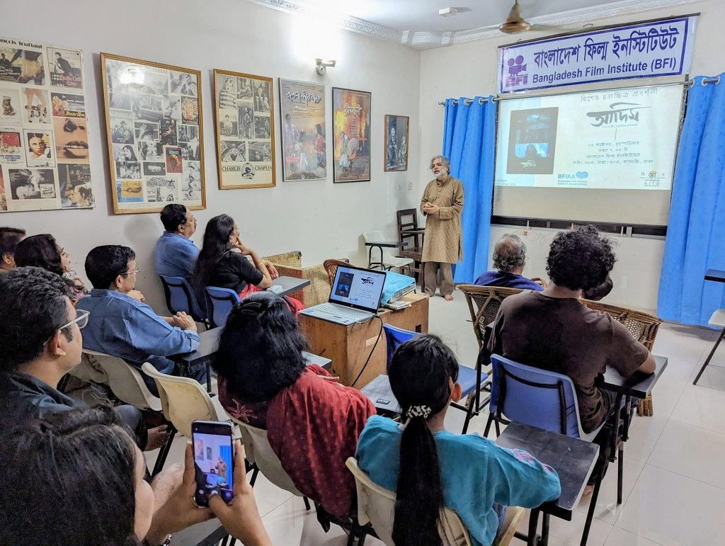 প্রদর্শনী শেষে বিএফআই মিলনায়তনে উপস্থিত দর্শক ও আলোচকদের প্রাণবন্ত মুক্ত আলোচনা পর্ব
