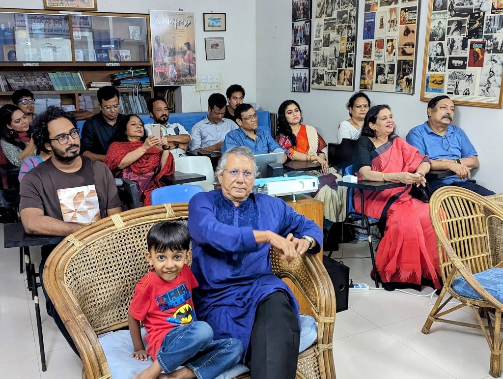 প্রদর্শনীতে উপস্থিত বরেণ্য চলচ্চিত্রকার তানভীর মোকাম্মেল, পরিচালক যুবরাজ শামীম ও দর্শকবৃন্দ