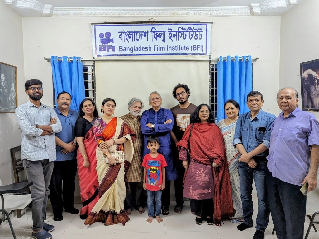 প্রদর্শনী শেষে চলচ্চিত্রকার তানভীর মোকাম্মেল, পরিচালক যুবরাজ শামীম এবং আয়োজকদের দলগত ছবি