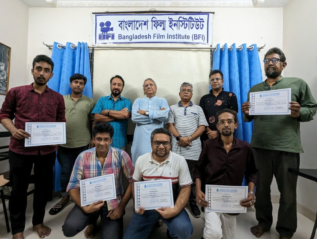 বিএফআই পরিচালক তানভীর মোকাম্মেল ও শিক্ষকদের সাথে সনদপত্র হাতে উত্তীর্ণ শিক্ষার্থীবৃন্দ