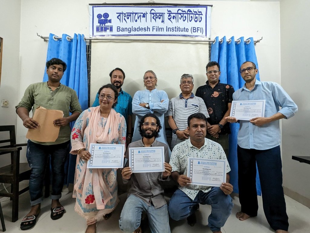 সনদপত্র প্রদান অনুষ্ঠানে শ্রদ্ধেয় তানভীর মোকাম্মেল ও সম্মানিত শিক্ষকদের সাথে উত্তীর্ণ শিক্ষার্থীদের আরেকটি ব্যাচ