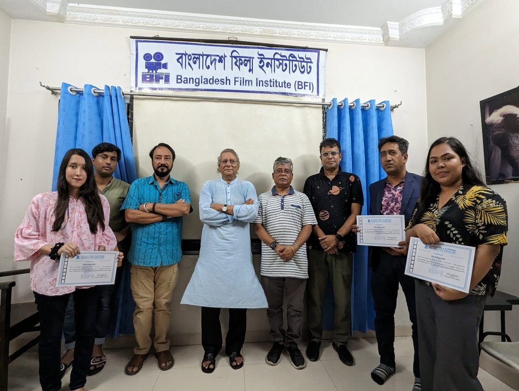 সার্টিফিকেট গ্রহণ শেষে পরিচালক তানভীর মোকাম্মেল, শিক্ষকবৃন্দ ও এলামনাই প্রতিনিধিদের সাথে নবীন নির্মাতারা