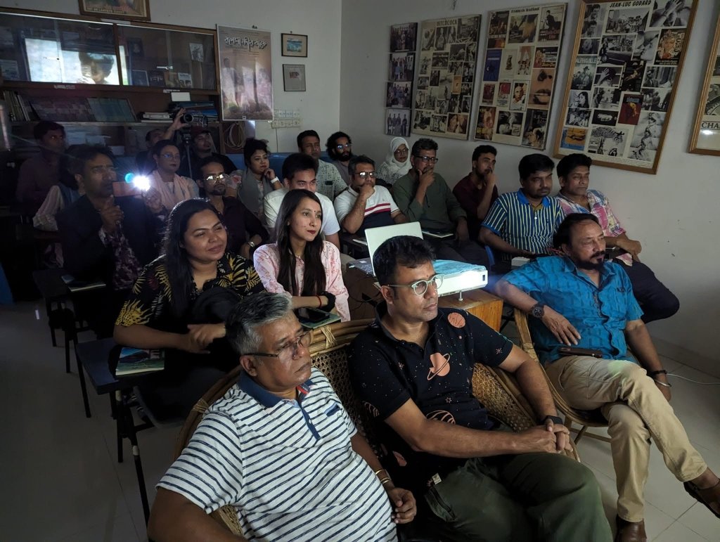 প্রদর্শনী চলাকালে ও আলোচনা পর্বে বিএফআই-এর সম্মানিত শিক্ষক উত্তম গুহ, সগীর মোস্তফা, রানা মাসুদ ও শিক্ষার্থীবৃন্দ
