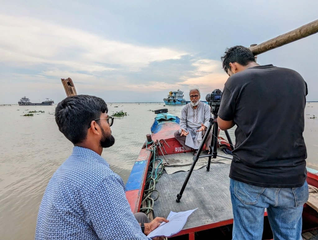 চাঁদপুরে নদীর বুকে নৌকায় বীর নৌ-কমান্ডোর সাক্ষাৎকার গ্রহণ — প্রামাণ্যচিত্র একাত্তরের নৌ-কমান্ডো ২