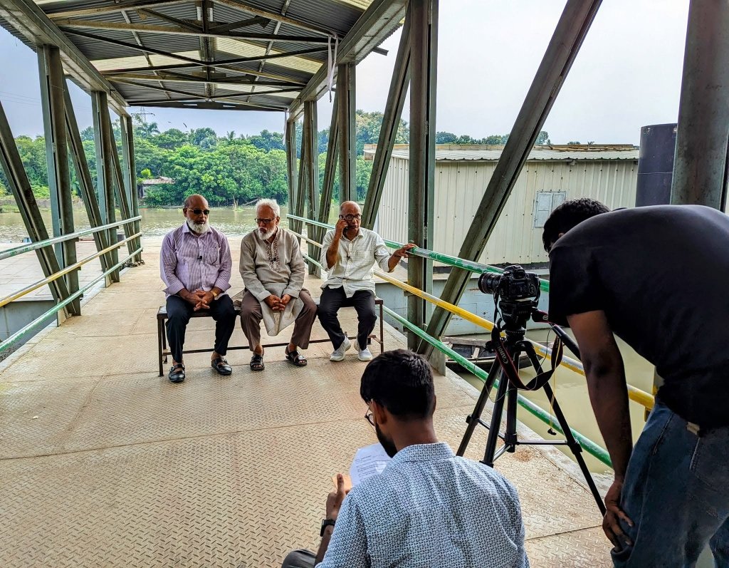 চাঁদপুর নদীবন্দরের পন্টুন গ্যাংওয়েতে বসে একাত্তরের রুদ্ধশ্বাস অভিযানের কথা শোনাচ্ছেন তিন বীর নৌ-কমান্ডো