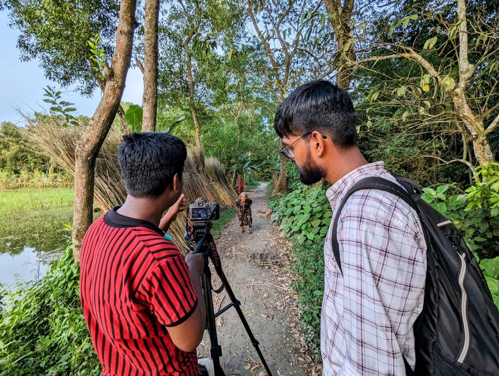 চাঁদপুরের গ্রামীণ মেঠোপথে একাত্তরের মুক্তিযুদ্ধের প্রত্যক্ষদর্শী বৃদ্ধার দৃশ্যধারণ করছে বিএফআই প্রামাণ্যচিত্র দল