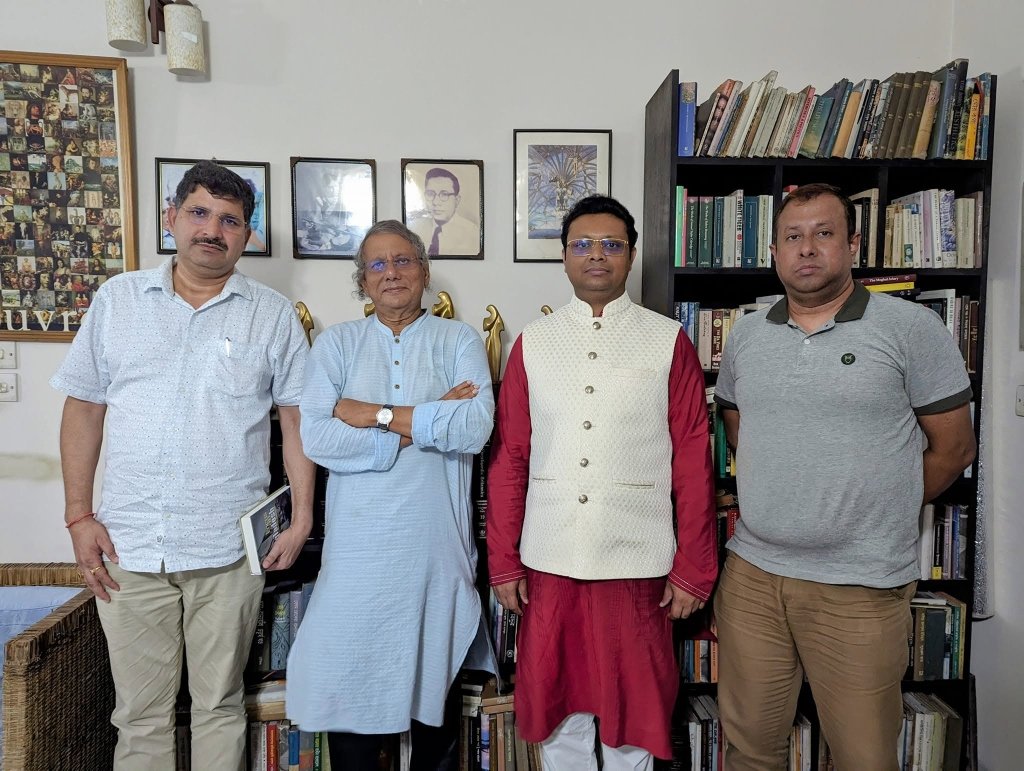 বিএফআই গ্রন্থাগার ও সম্মাননা স্মারকের সামনে প্রফেসর ড. সঞ্জয় কে ভরদ্বাজ, তানভীর মোকাম্মেল ও সাগর সাধু ঠাকুর